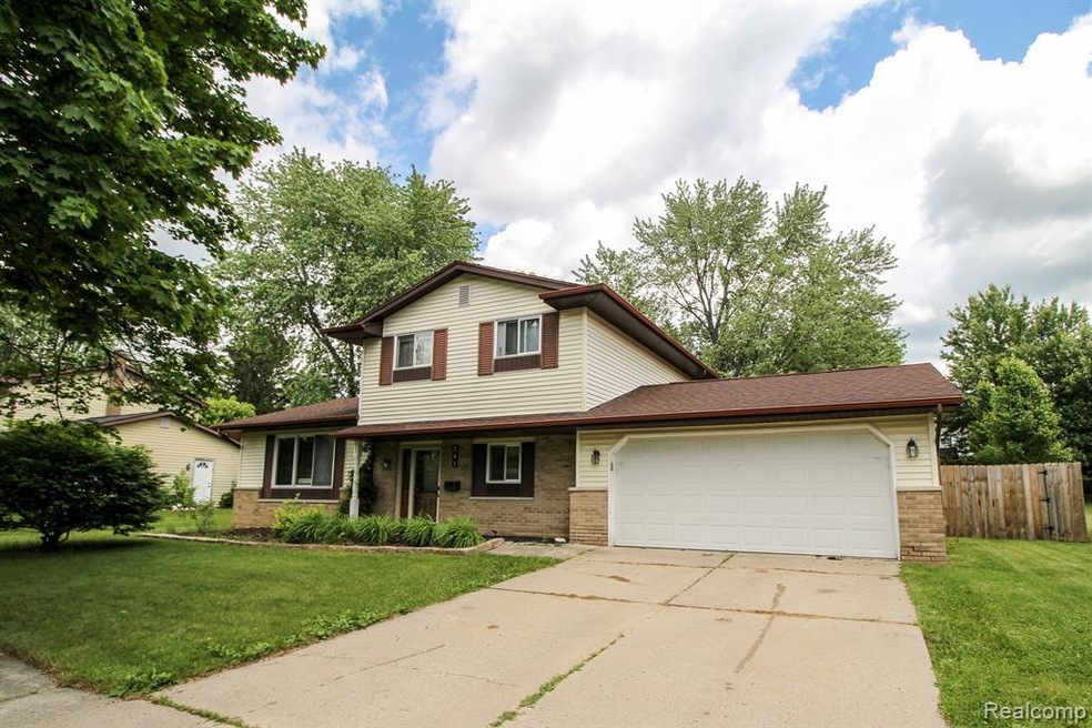 541 Spring Ln, Flushing, MI 48433 - photo 1