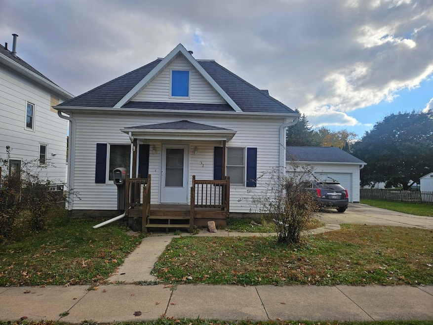 32 6th St NW, Oelwein, IA 50662 - photo 1