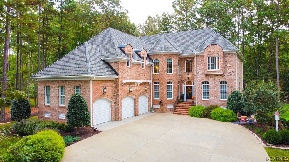 Welcome! Grand Manor roof, 3-car garage with loft