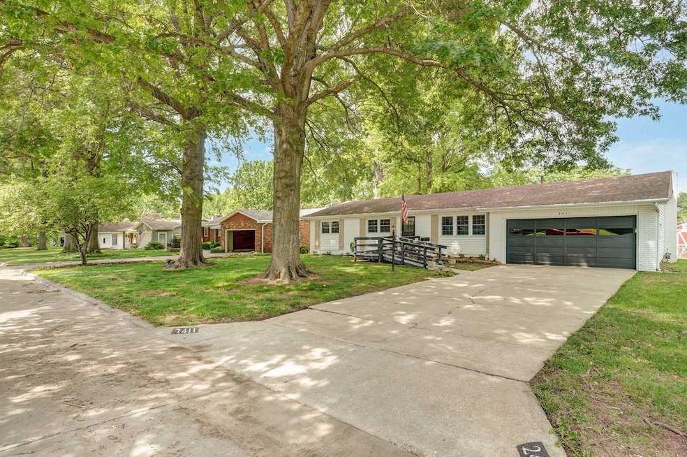 2411 S Rogers Ave-32