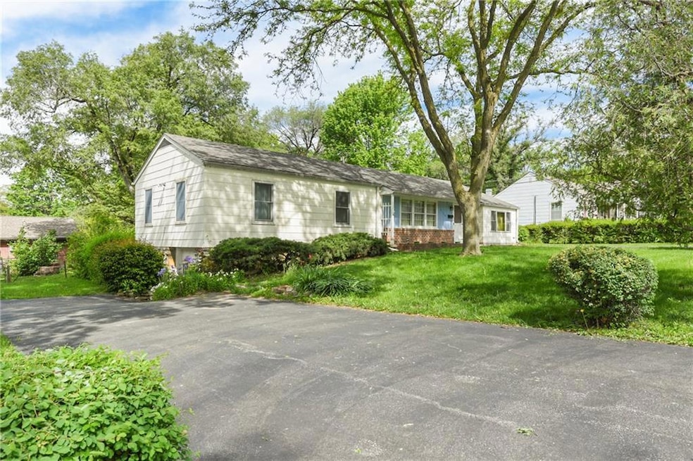 6136 Ballentine Ave, Shawnee, KS 66203 - photo 1