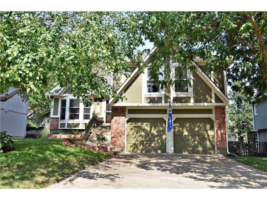 Beautifully updated Atrium split in Woodland Park!