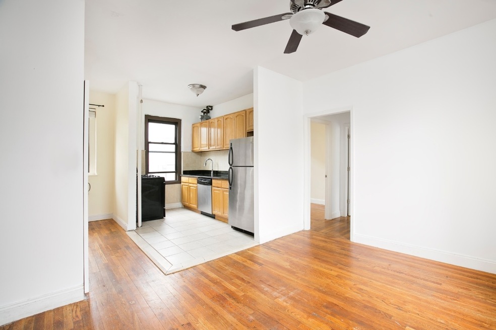 Acropolis Gardens unit 5GE, Astoria, NY 11105 - photo 1