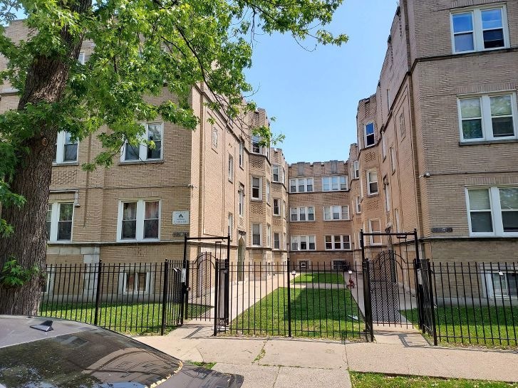 6319 N Sacramento Ave unit 3E, Chicago, IL 60659 - photo 1