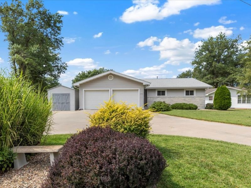 1210 Longman Dr, Shenandoah, IA 51601 - photo 1