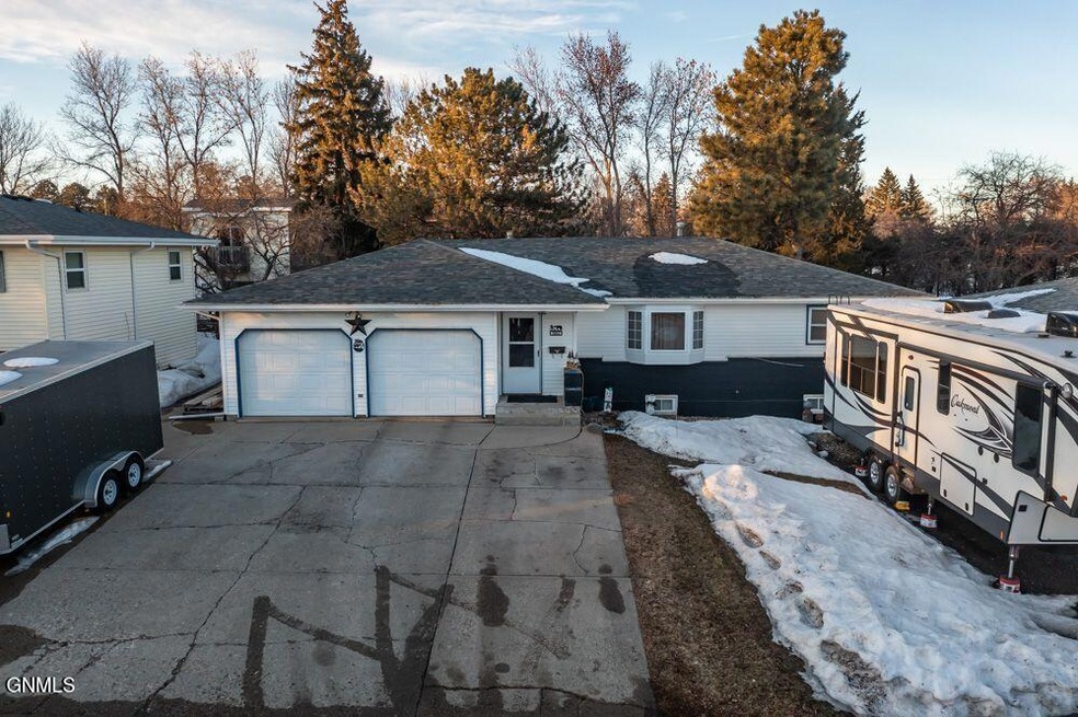 502 14th St NW, Mandan, ND 58554 For Sale