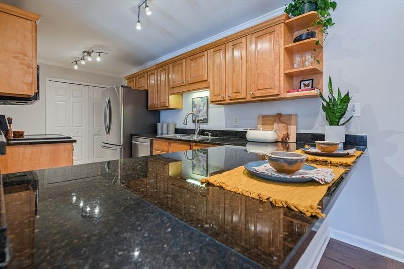 Well equipped kitchen with a breakfast bar big eno