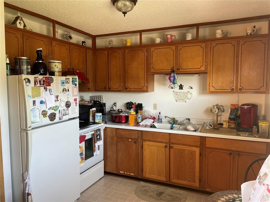 2726 D Ave NW, Cedar Rapids, IA 52405 - photo 1