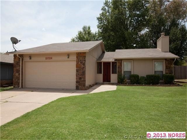 Motivated seller, bring offer!  Newer roof and fre