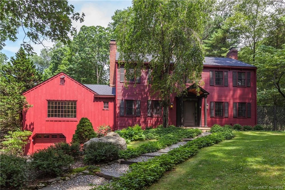 Welcome home to 33 Grays Farm in convenient Lower 