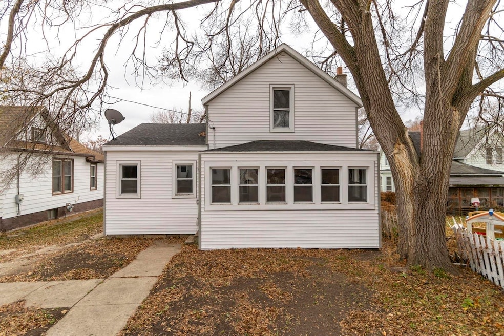 325 W Stearns St, Freeport, IL 61032 - photo 1