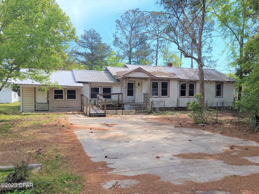 581 5th St, Chipley, FL 32428