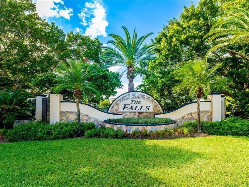 The beautiful neighborhood of The Falls in Weston