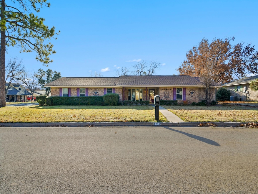 2022 Greenbriar Dr, Gainesville, TX 76240 - photo 1