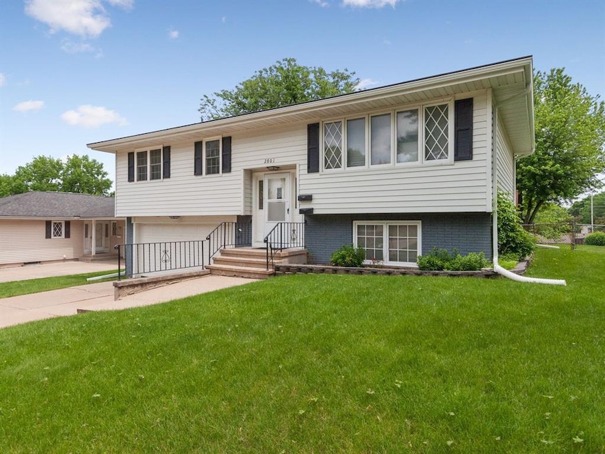 2801 Southland St SW, Cedar Rapids, IA 52404 - photo 1