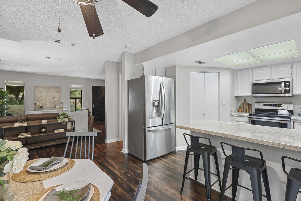 Dining Area & Breakfast Bar