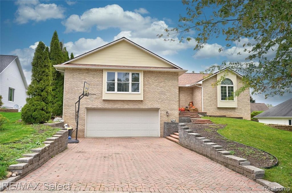 5339 Oakhill Dr, Swartz Creek, MI 48473 - photo 1