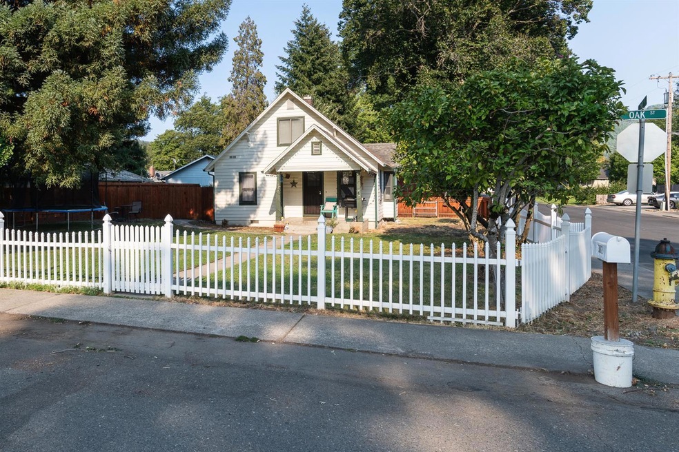 302 Oak St, Rogue River, OR 97537 - photo 1