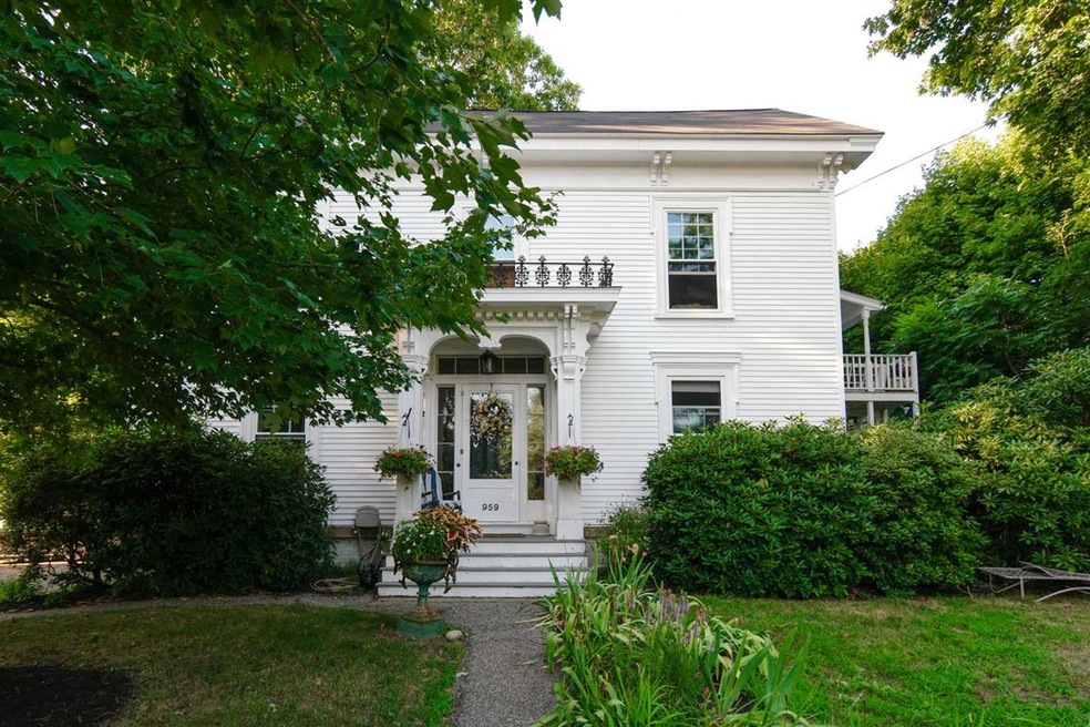 959 Maplewood Ave unit C, Portsmouth, NH 03801 - photo 1