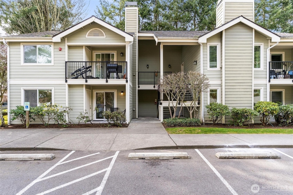 Situated in a well-kept community, the exterior features dedicated parking, manicured common areas, and easy access to nearby amenities. A perfect blend of comfort and convenience.