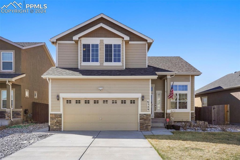 Craftsman-style home featuring a front yard and a 