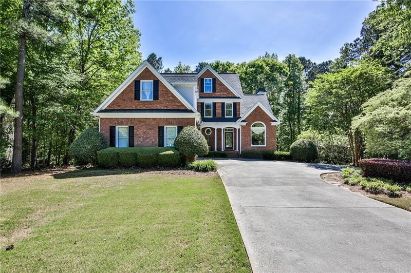 Large private brick on flat cul-de-sac lot in Wood