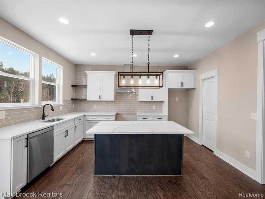 Desirable quartz countertops, SS Appl + more...