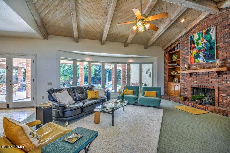 Living Room (3).jpg