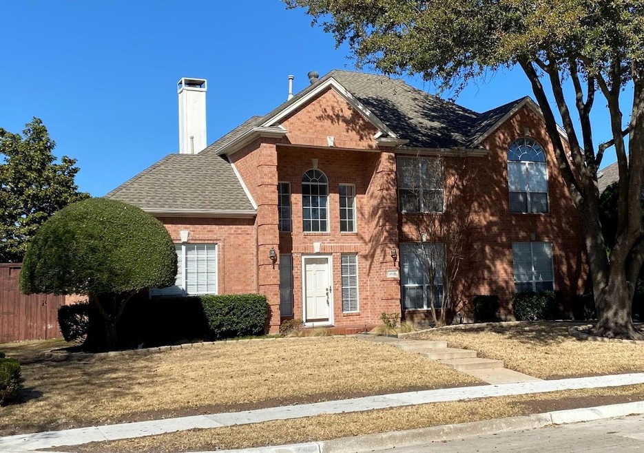 Great drive up appeal. Mature trees and landscaped