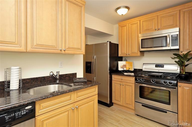 Sadore Lane Gardens unit 5Y, Yonkers, NY 10710 - photo 1