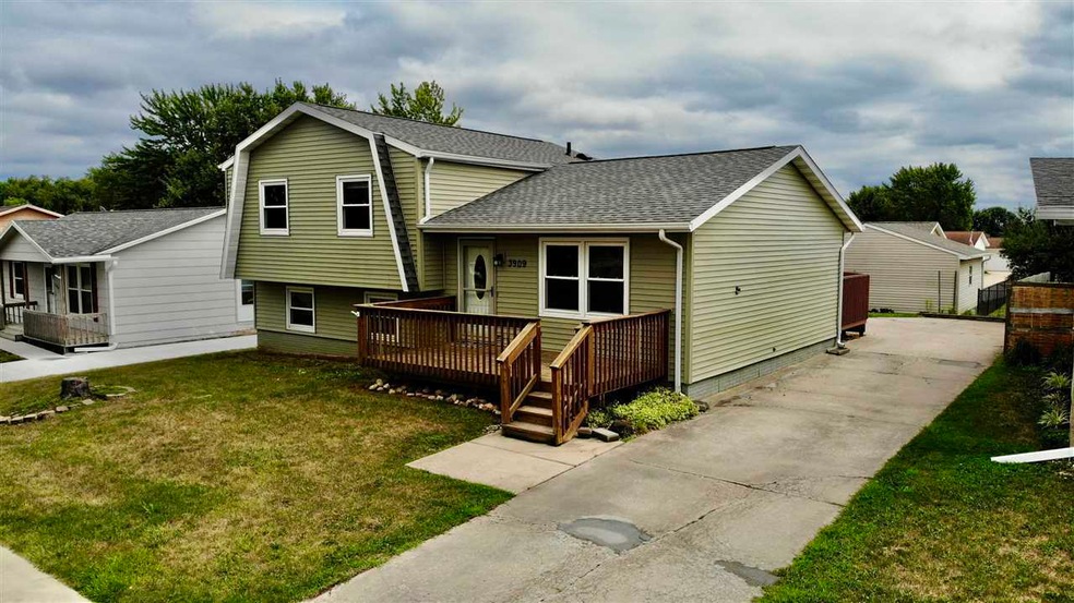 3909 Monterey Dr, Waterloo, IA 50701 - photo 1