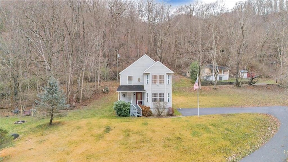 1014 Walnut St, Hinton, WV 25951 - photo 1