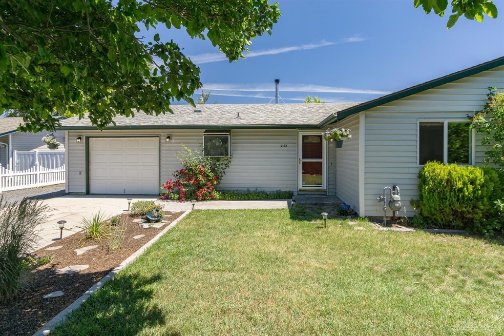 2152 SW 25th St, Redmond, OR 97756 - photo 1