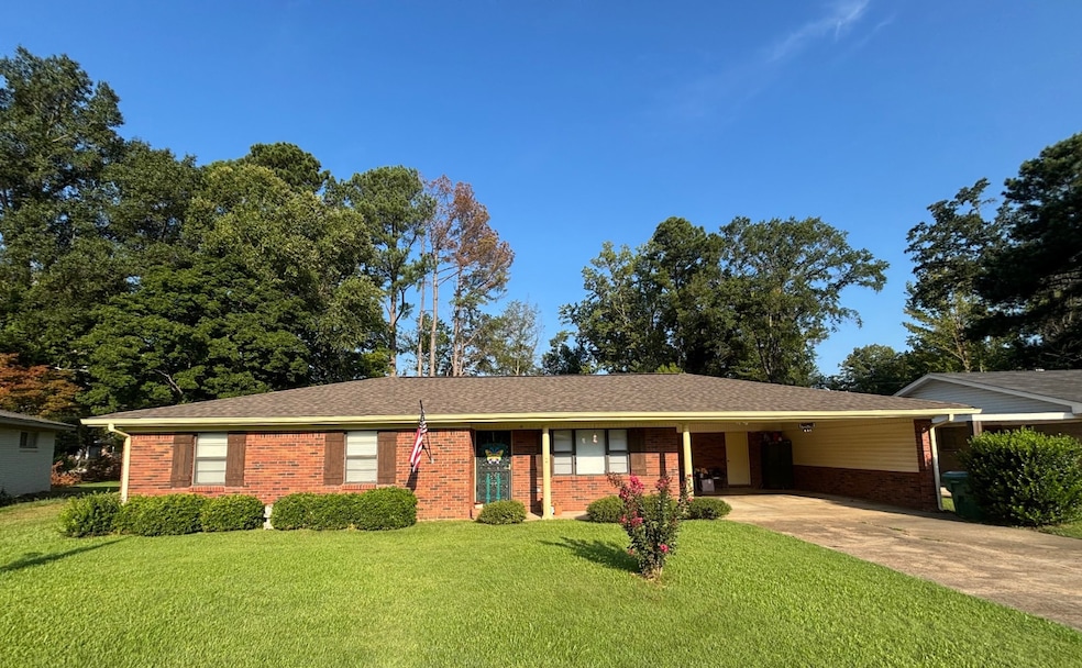 866 Windsor Rd, Grenada, MS 38901 - photo 1