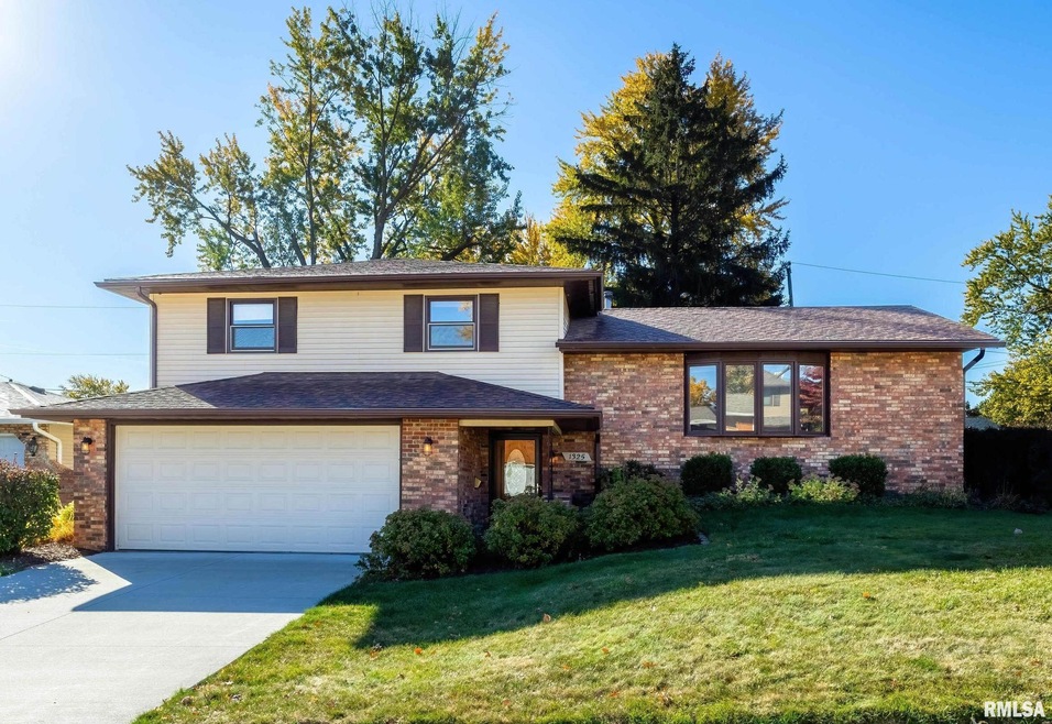 1325 W 43rd St, Davenport, IA 52806 - photo 1