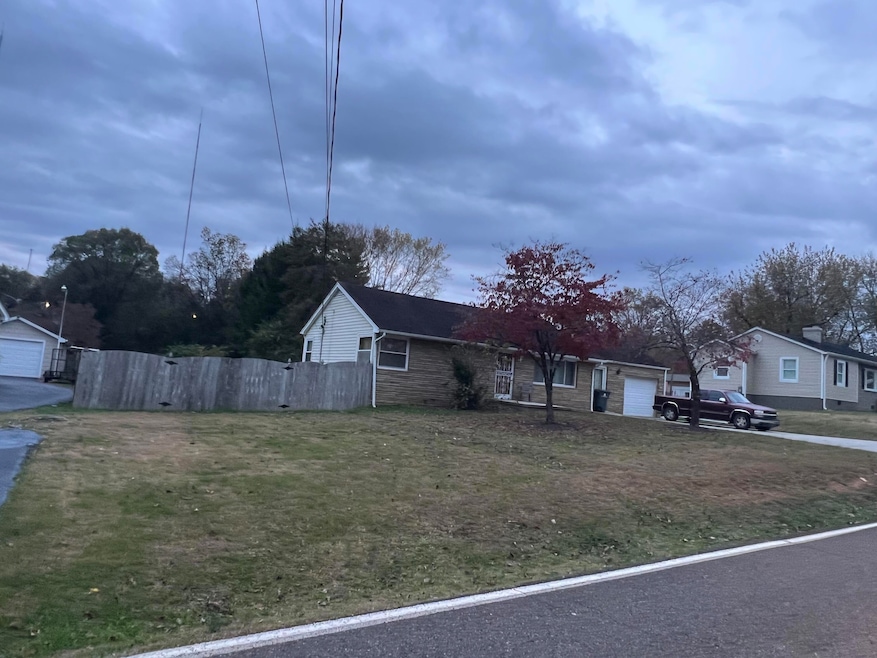 1304 Glenoaks Dr, Knoxville, TN 37918 - photo 1