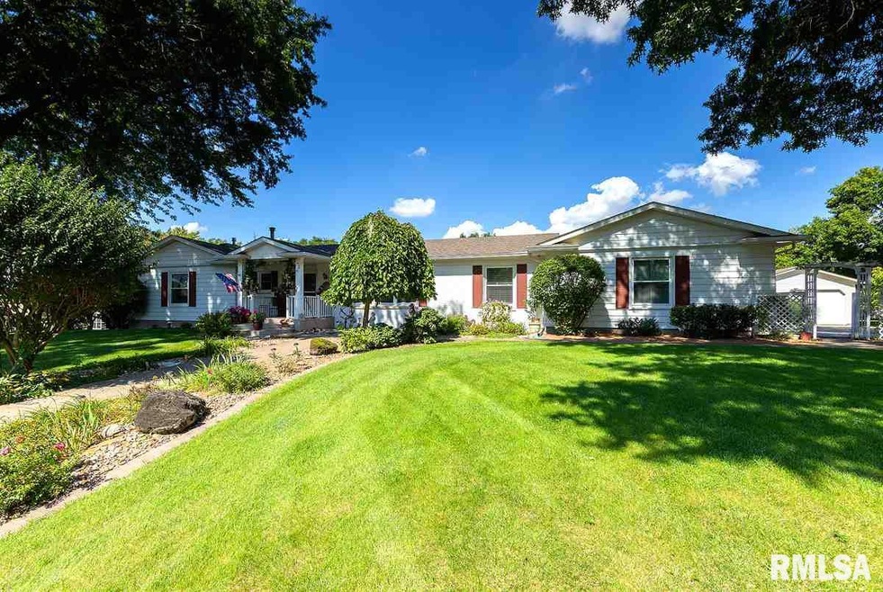 2310 Wynnewood Ct, Davenport, IA 52807 - photo 1