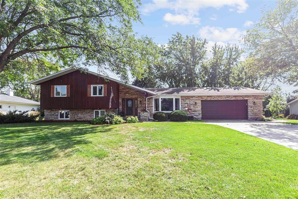 Welcome to 2115 W Applegate Drive!