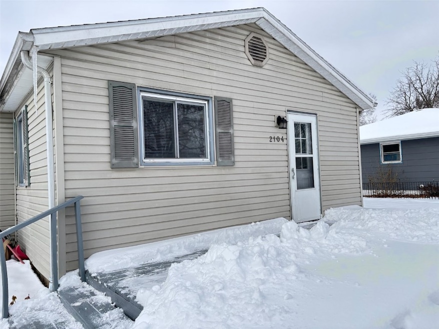 2104 Grand Ave, Muscatine, IA 52761 - photo 1