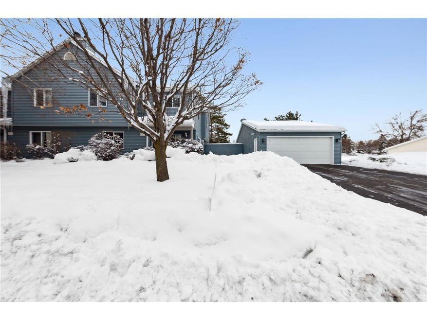 9327 Polaris, 3bd,2ba,2car END UNIT Maple Grove To