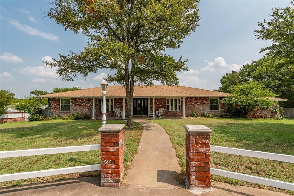 1558 Red Oak Cir, Azle, TX 76020 - photo 1