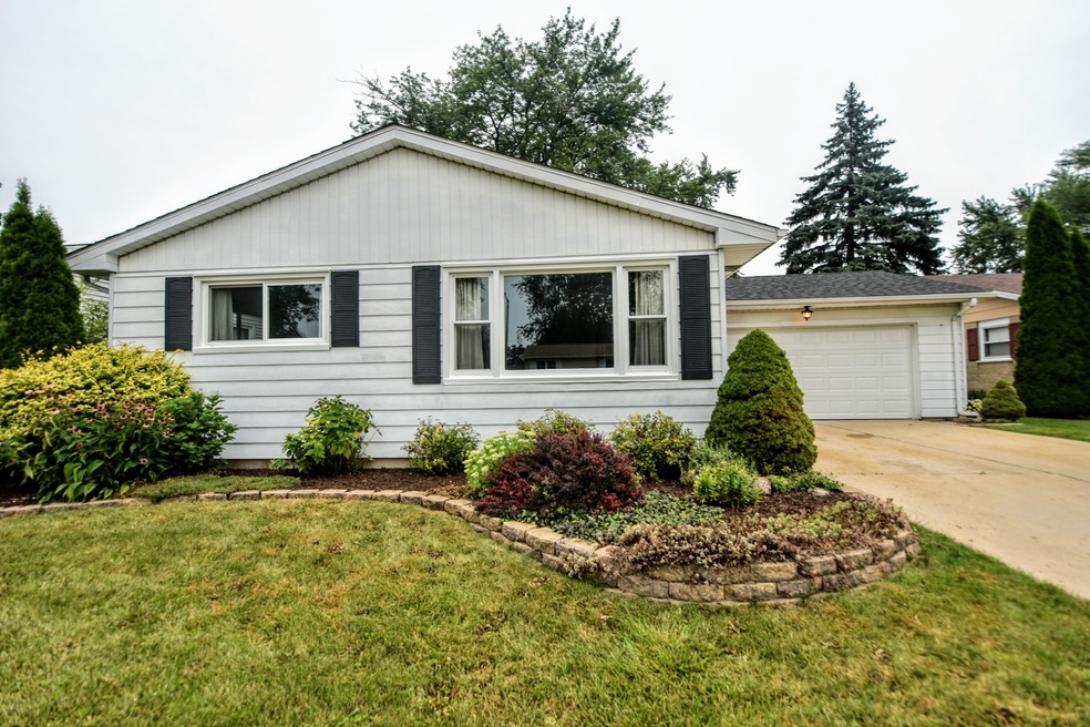 2718 Adelaide Ave, Waukegan, IL 60087 - photo 1