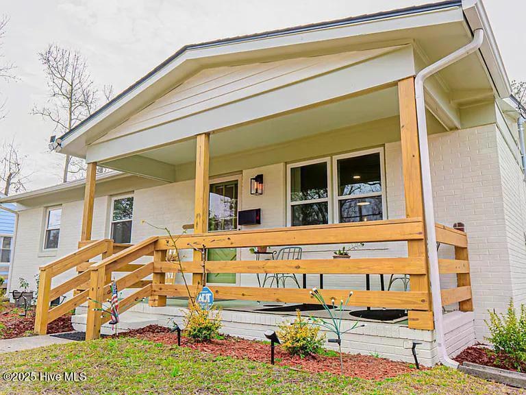 110 S 15th St, Wilmington, NC 28401 - photo 1