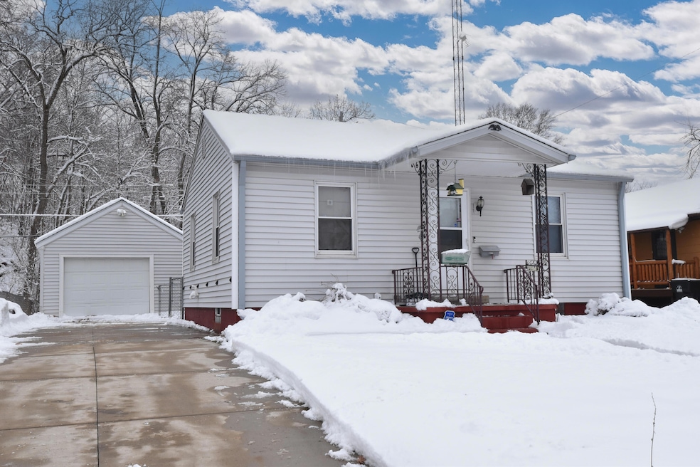 2843 Eisenhower Dr, Racine, WI 53405 - photo 1