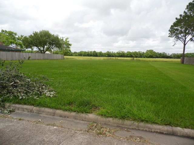 4115 Heatherglen Dr, Bay City, TX 77414 - photo 1