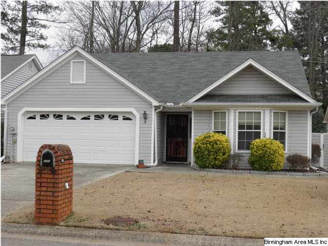 Low-maintenance vinyl exterior garden home on flat