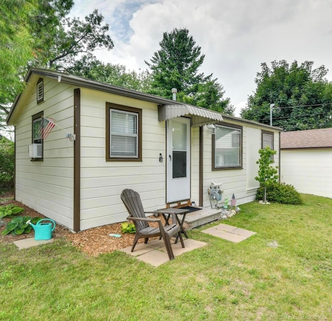 201 Gasoline Aly, Houghton Lake, MI 48629 - photo 1