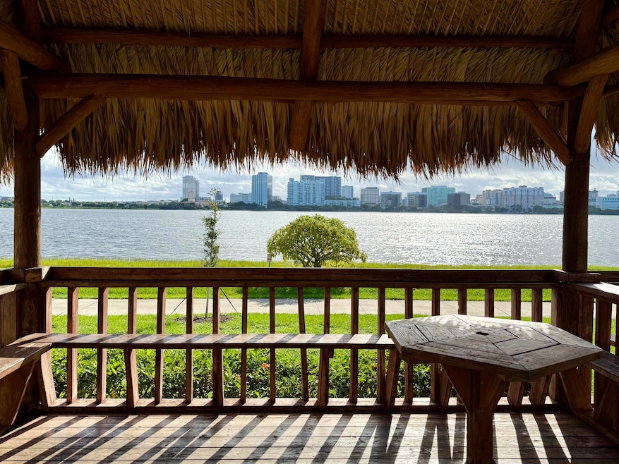 752 Executive Center Dr unit 112, West Palm Beach, FL 33401 - photo 1