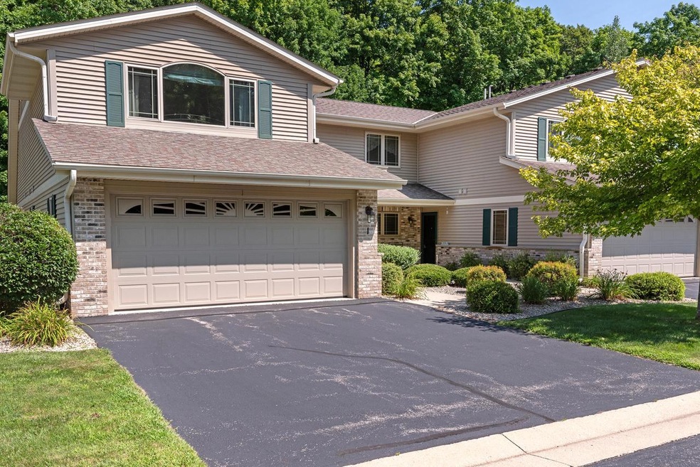 1025 Shadowood Cir #1, West Bend