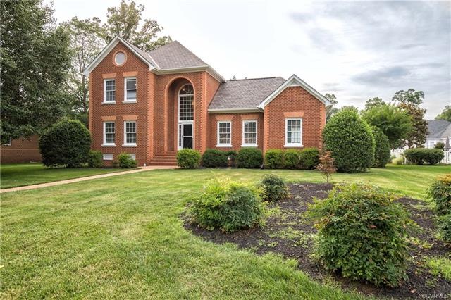 Cul de sac lot surrounds this brick and hardiplank